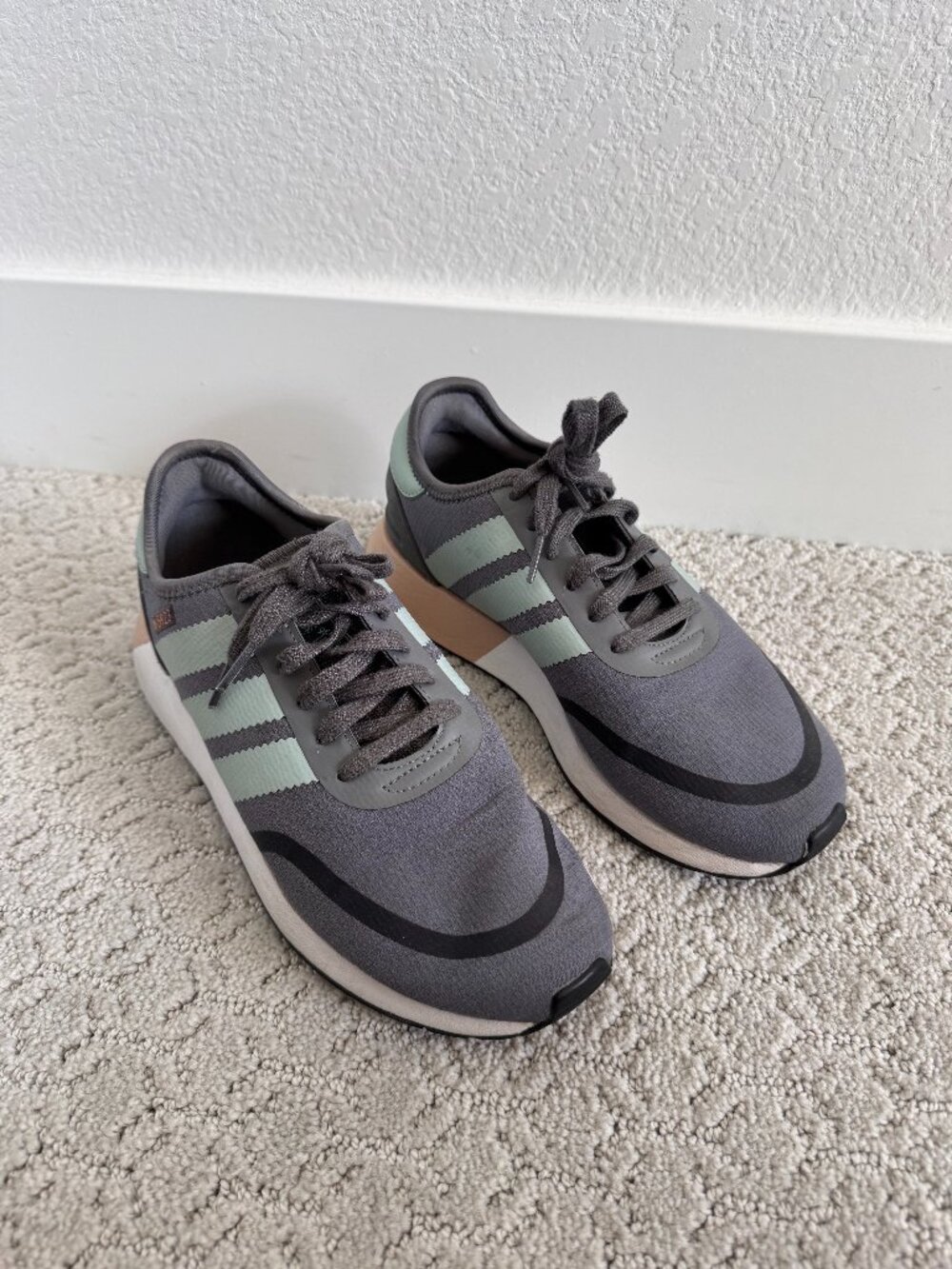 Women's Adidas tennis shoes